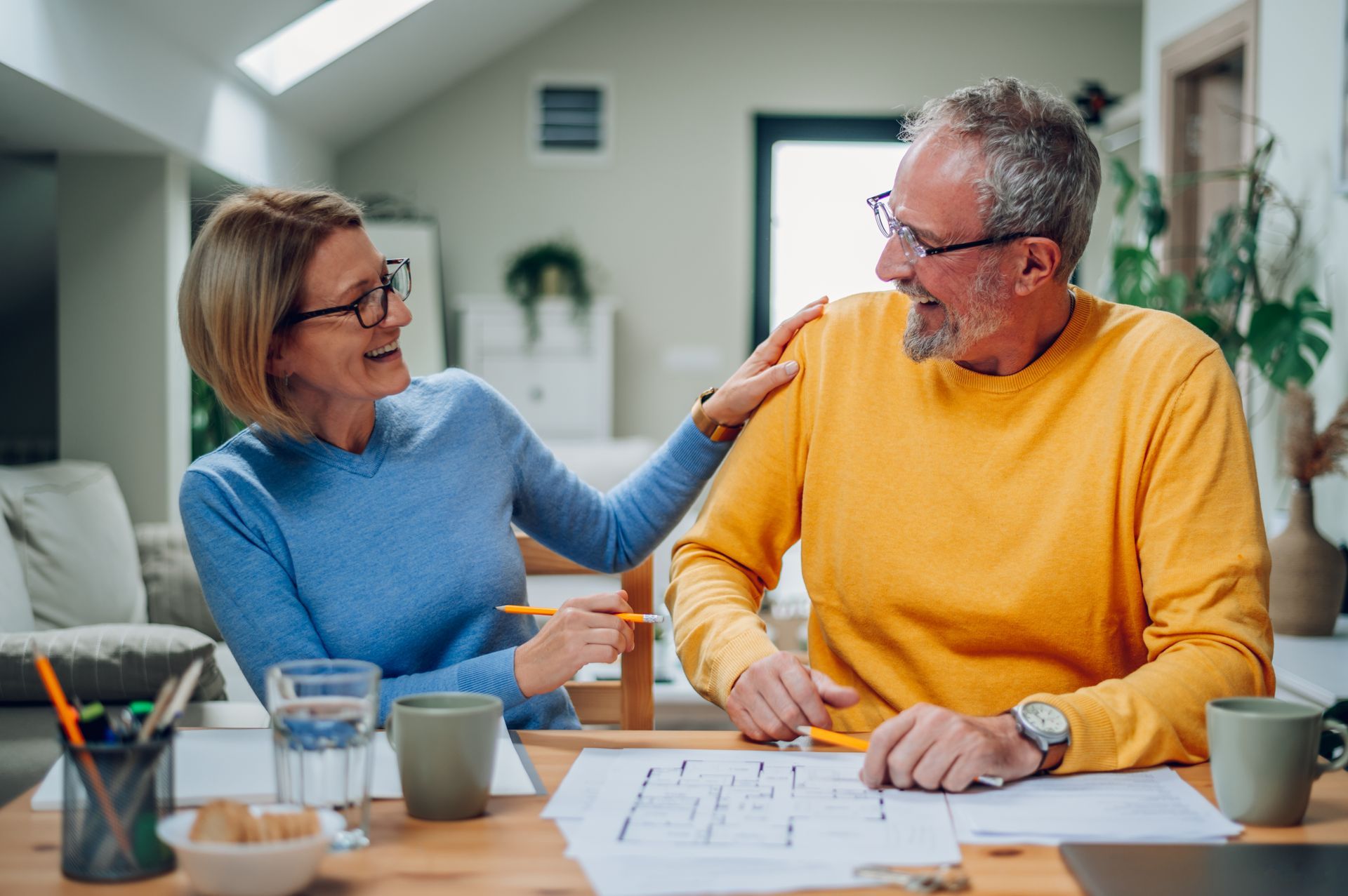 Un couple devant un plan
