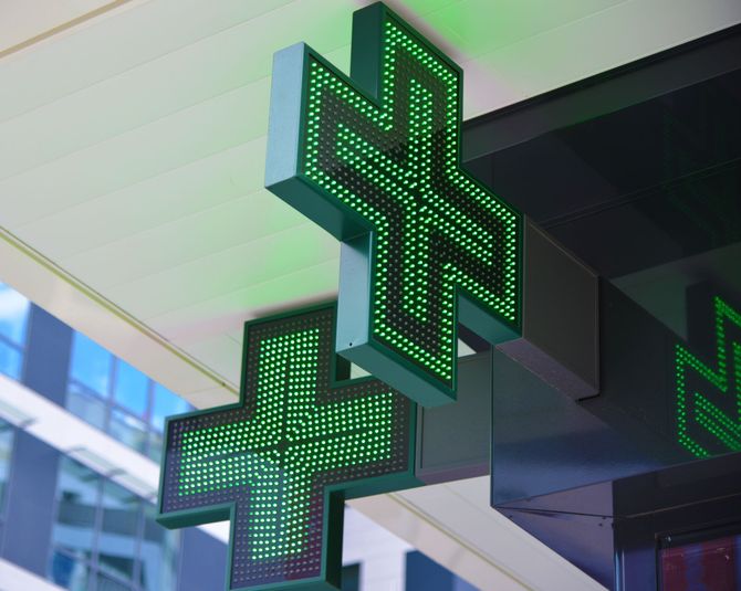 L'insegna di una farmacia, che rappresenta una croce verde.
