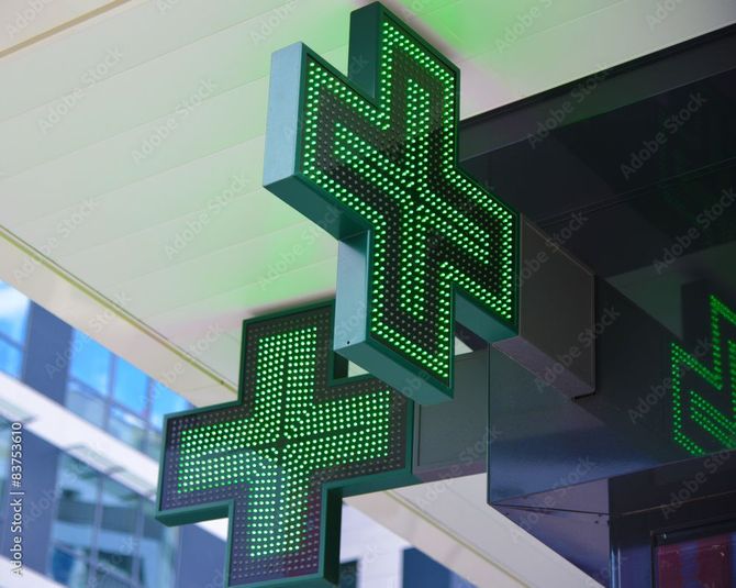 L'insegna di una farmacia, che rappresenta una croce verde.