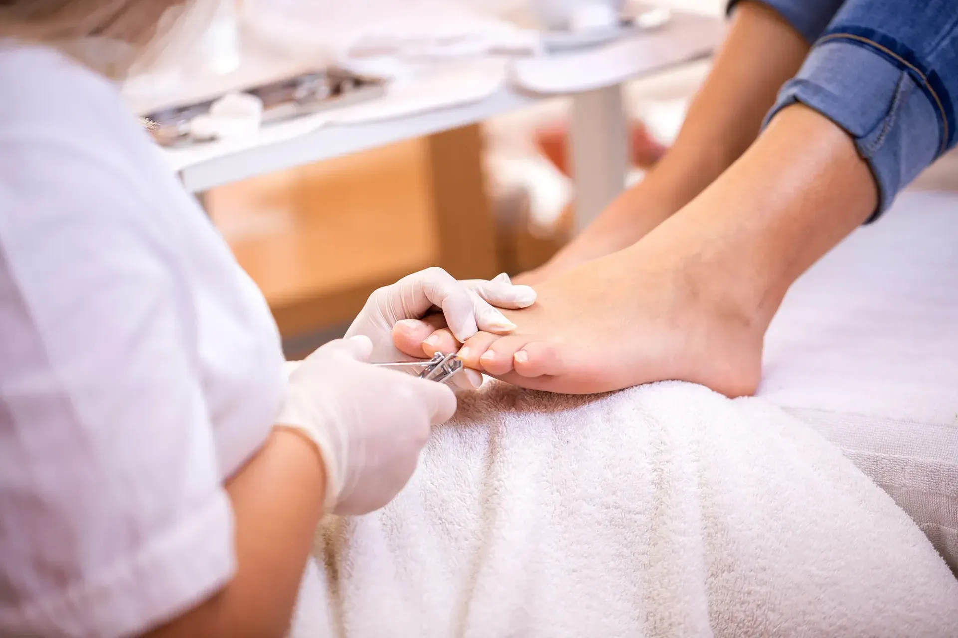 Eine Frau lässt sich in einem Nagelstudio die Nägel machen.