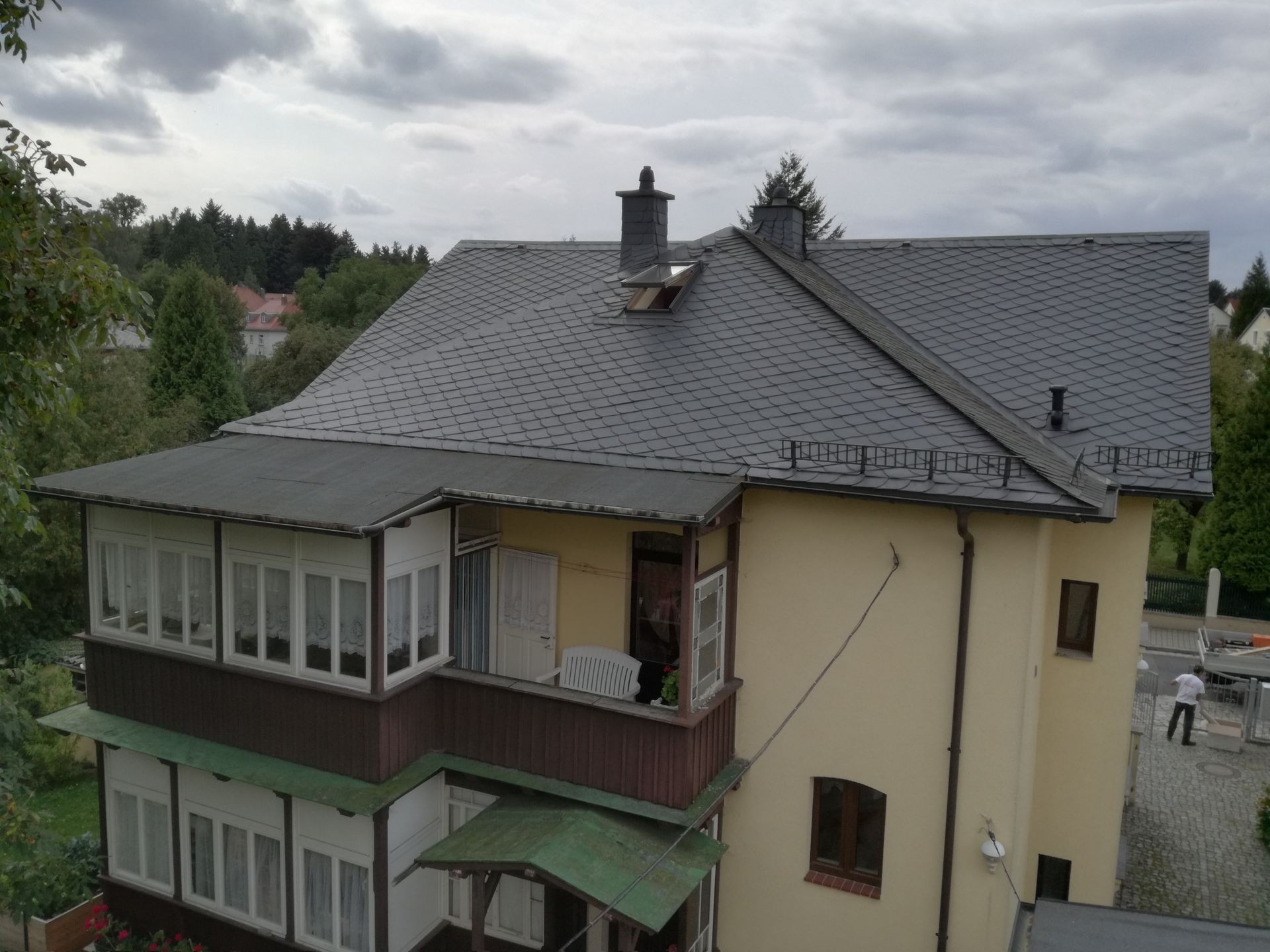 Eckhaus mit neu gedecktem Schieferdach nach Dachsanierung.