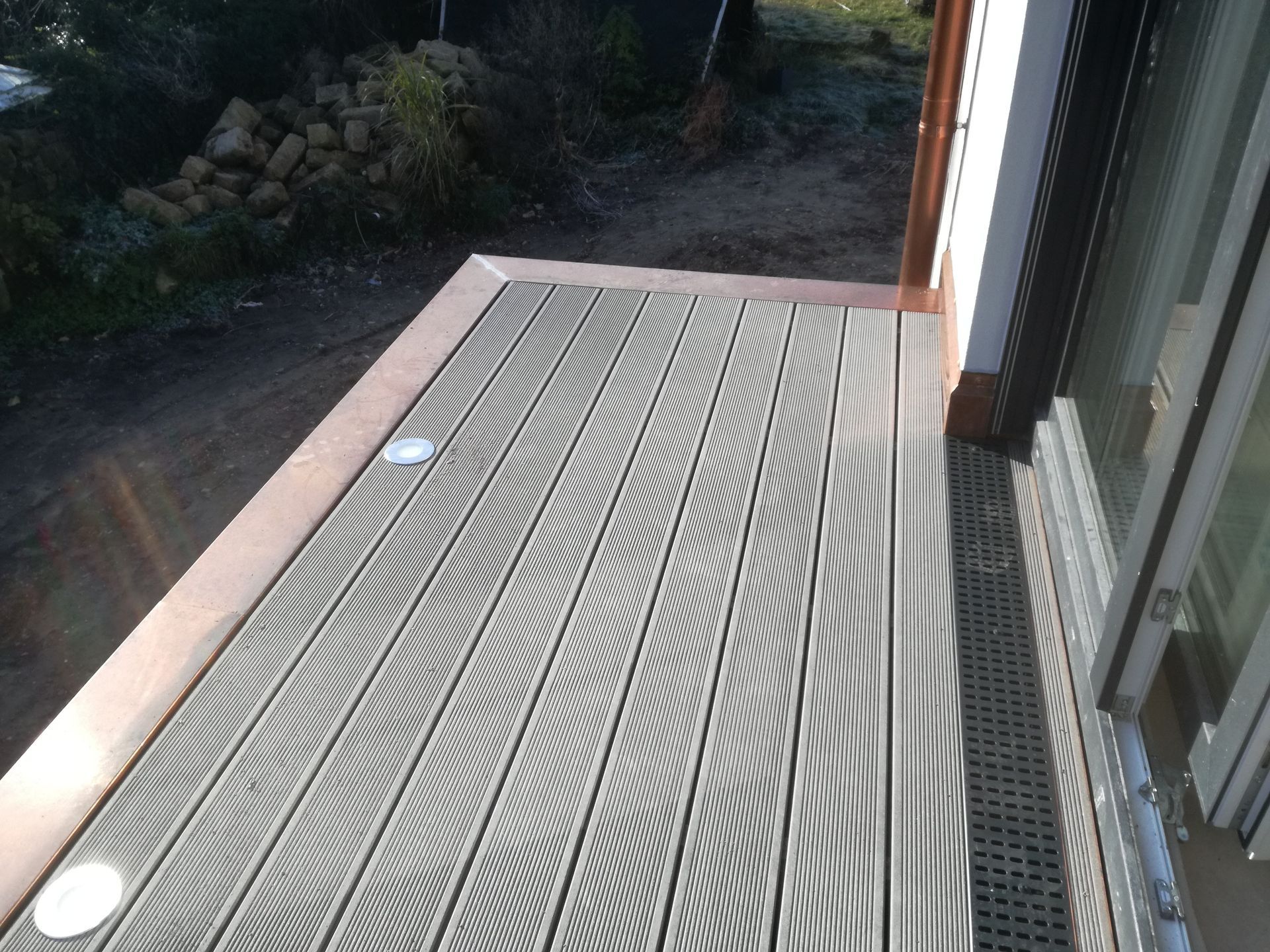 Nahaufnahme eines Flachdachs mit neu verlegter Dichtungsbahn in welliger Struktur.