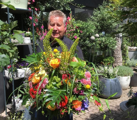 Frau hält frischen Blumenstrauß
