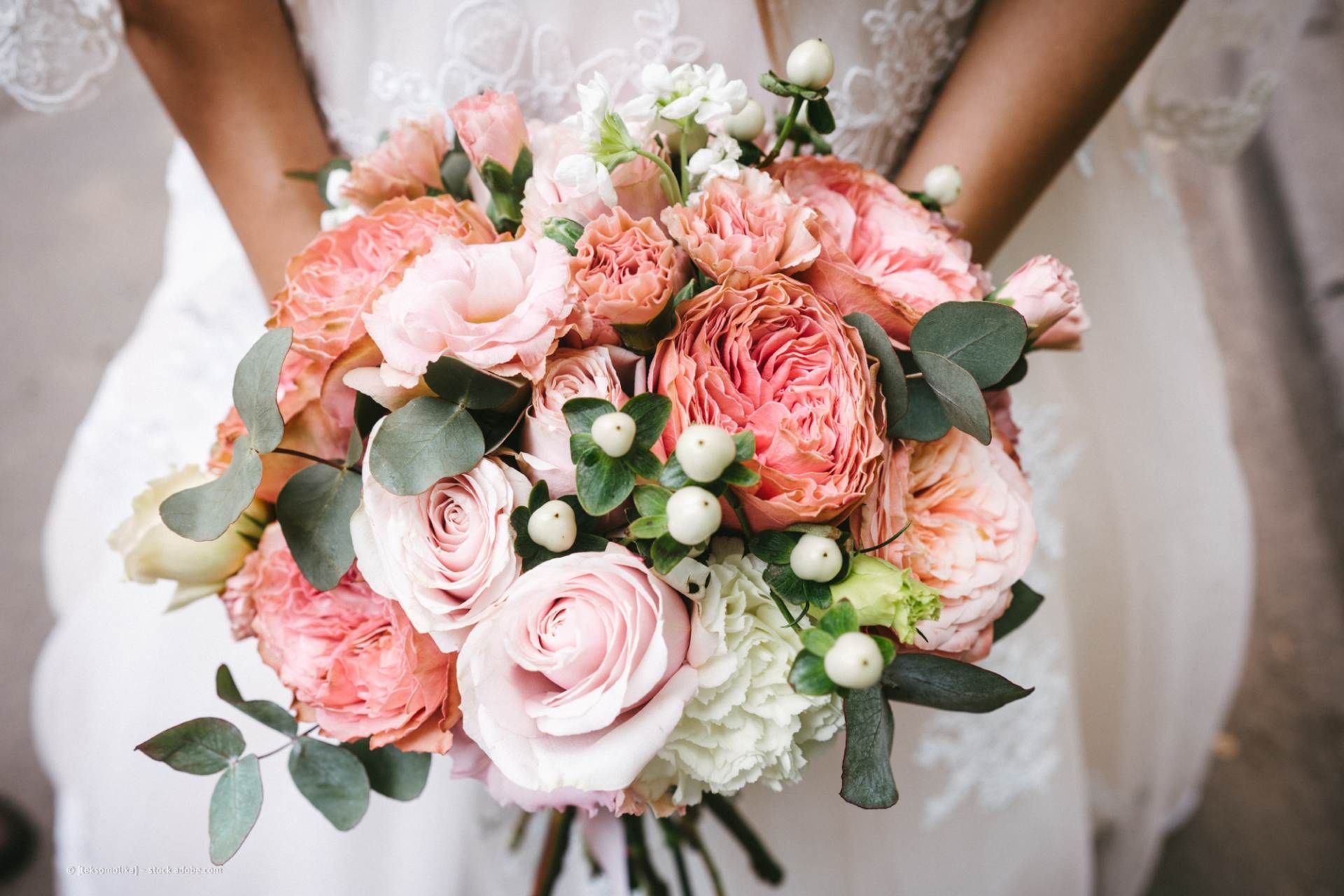 Tischdeko aus Blumen bei Hochzeit