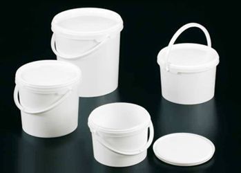 Un grupo de cubos de plástico blanco con asas y tapas.