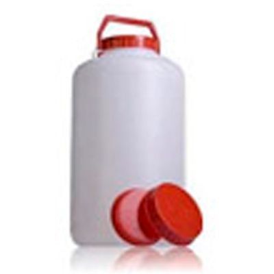 Una botella de plástico blanca con tapa y asa de color rojo.