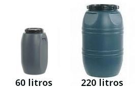 Dos barriles de plástico de diferentes tamaños están uno al lado del otro sobre un fondo blanco.