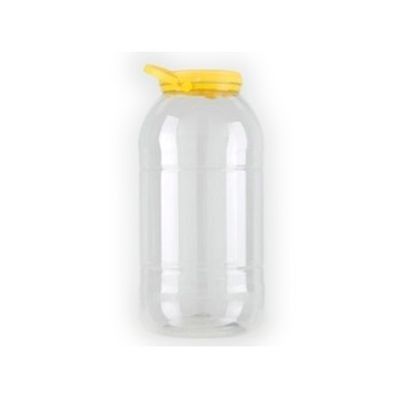 Una botella de plástico transparente con una tapa amarilla sobre un fondo blanco.