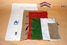 Un grupo de bolsas colocadas una encima de otra sobre una mesa.