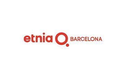 Etnia Barcelona Logo: roter Text "etnia" und ein rotes "O" mit einem Punkt, "BARCELONA" rechts daneben.