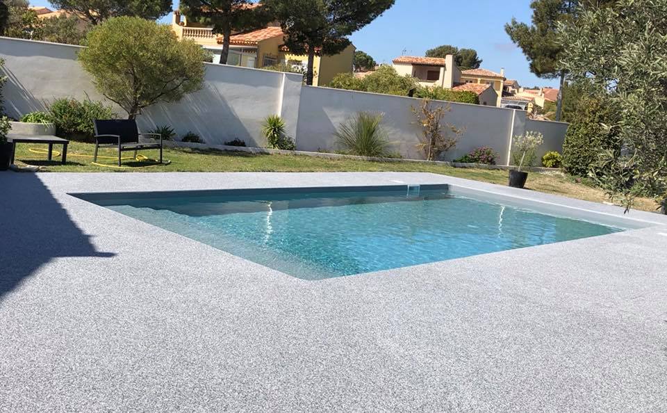 Piscine rénovée avec tour en moquette de pierre