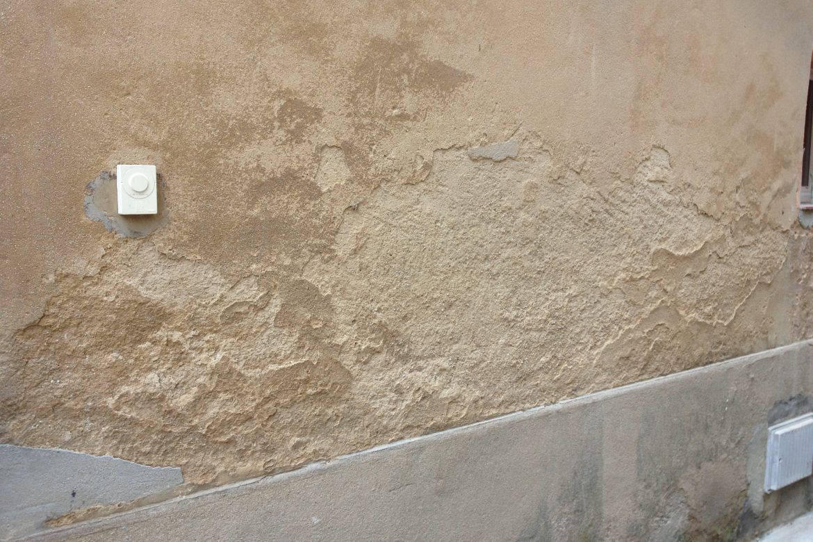 Mur abimé par des remontées capillaires