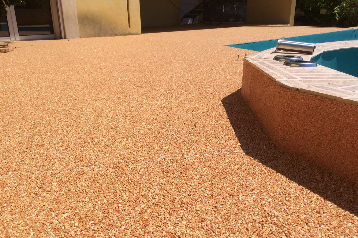 Tapis de pierre près d'une piscine