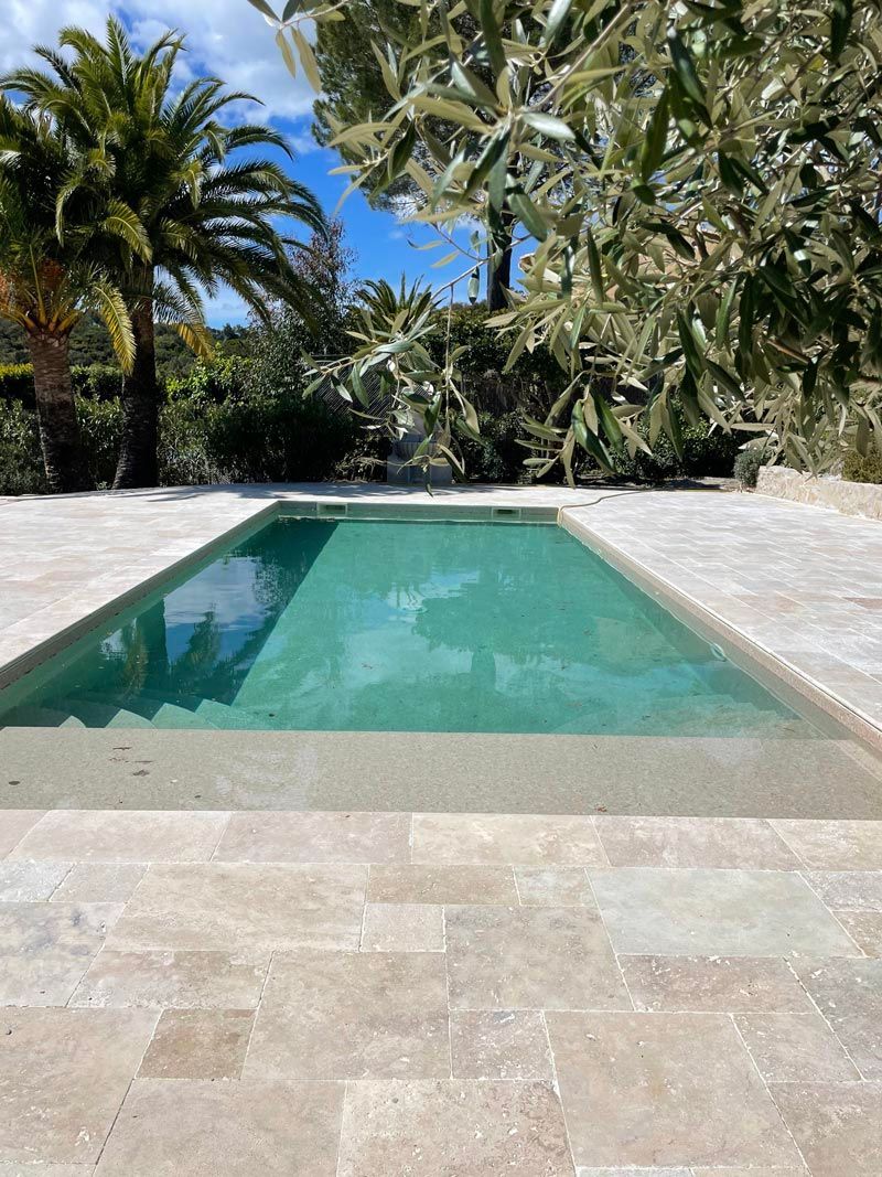 Terrasse avec piscine rectangulaire