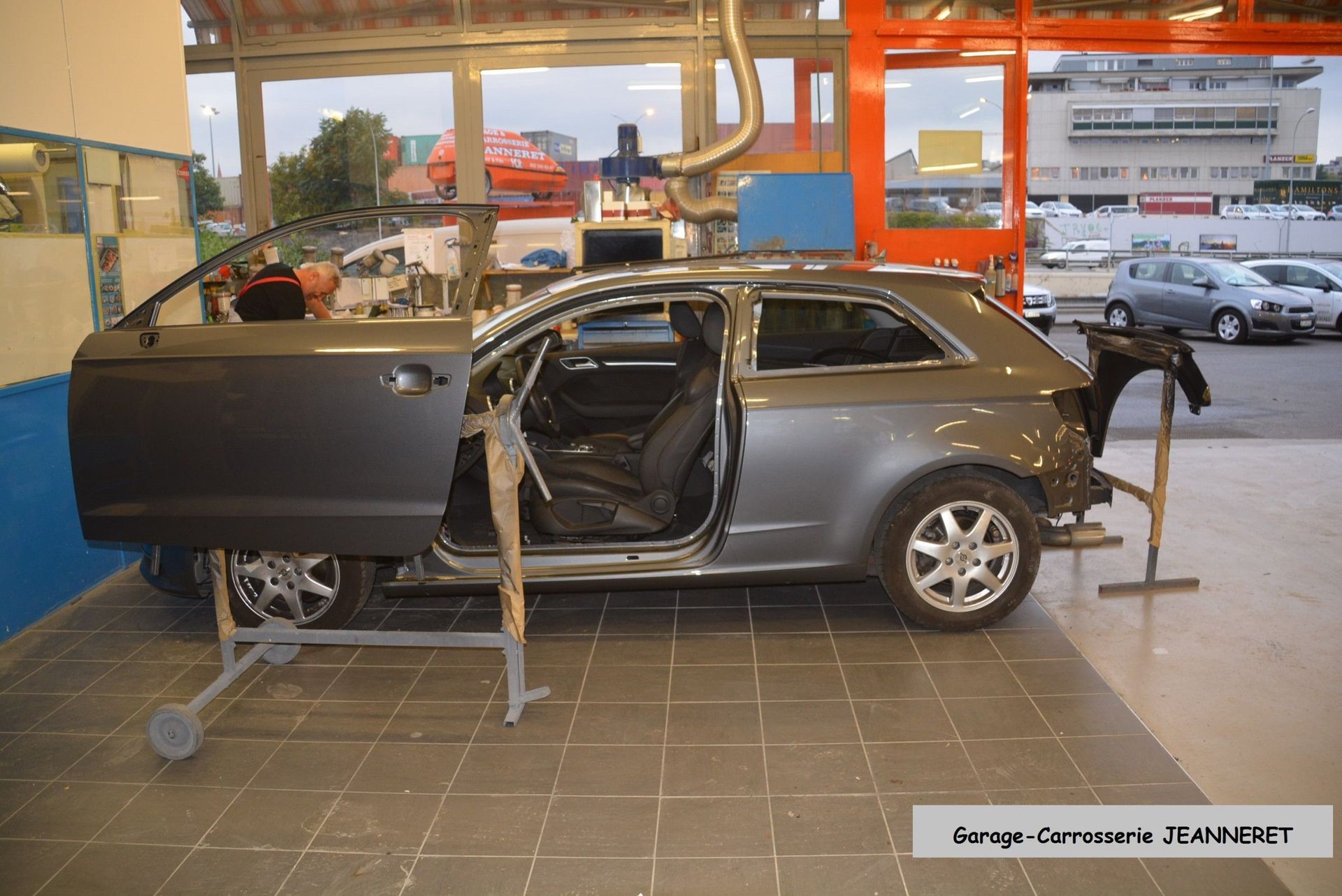 Garage-carrosserie Jeanneret L. Douylliez Succ. Sàrl à Carouge - réparation Audi