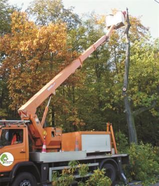 Ein orangefarbener LKW mit einem Kran darauf