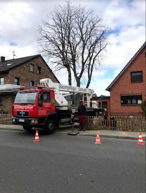 Ein roter LKW steht am Straßenrand