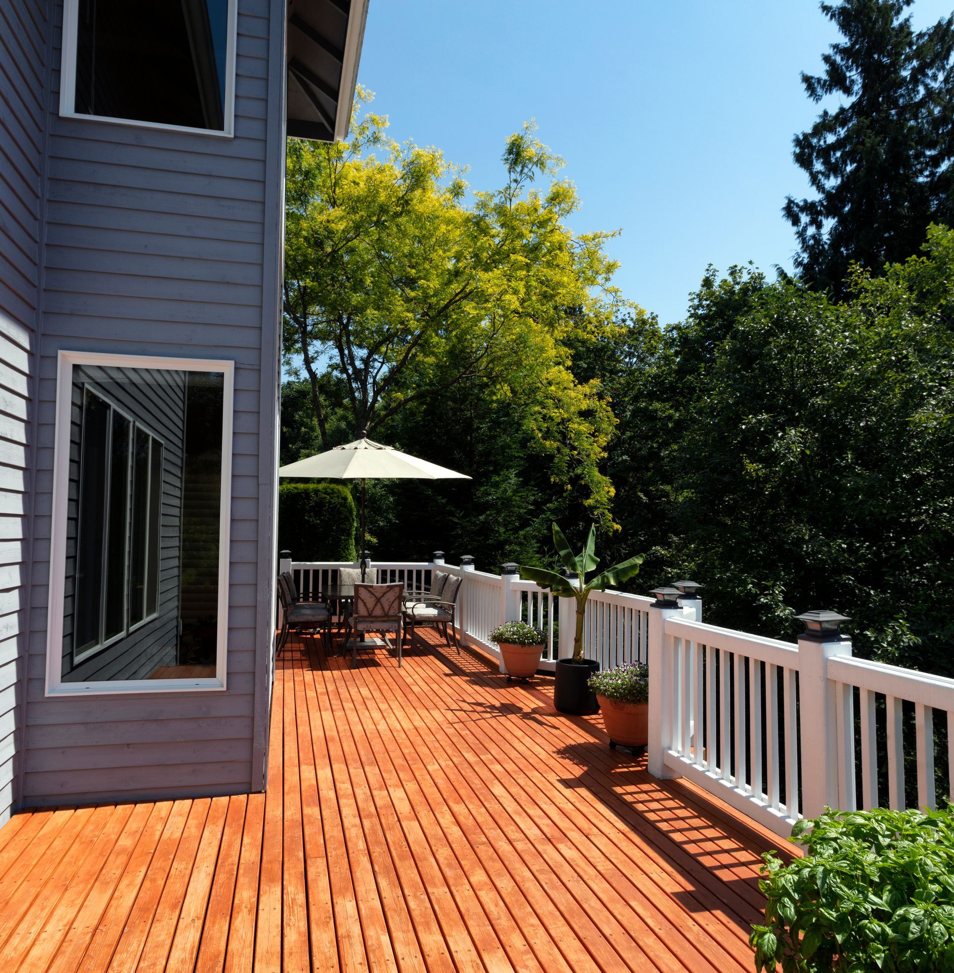 Terrasse en bois avec une barrière blanche