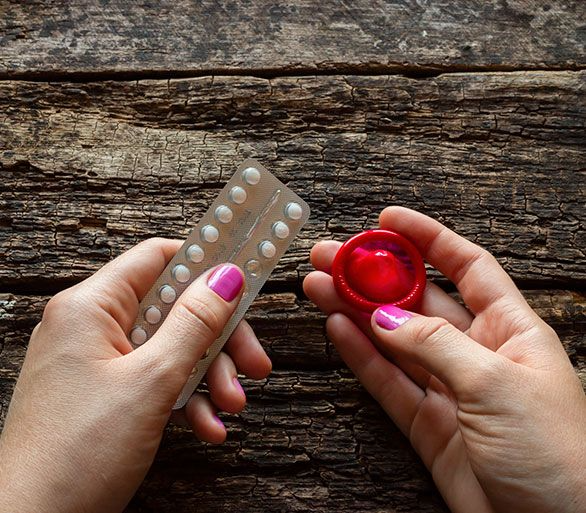 Unas manos de mujer con una tableta de pastillas