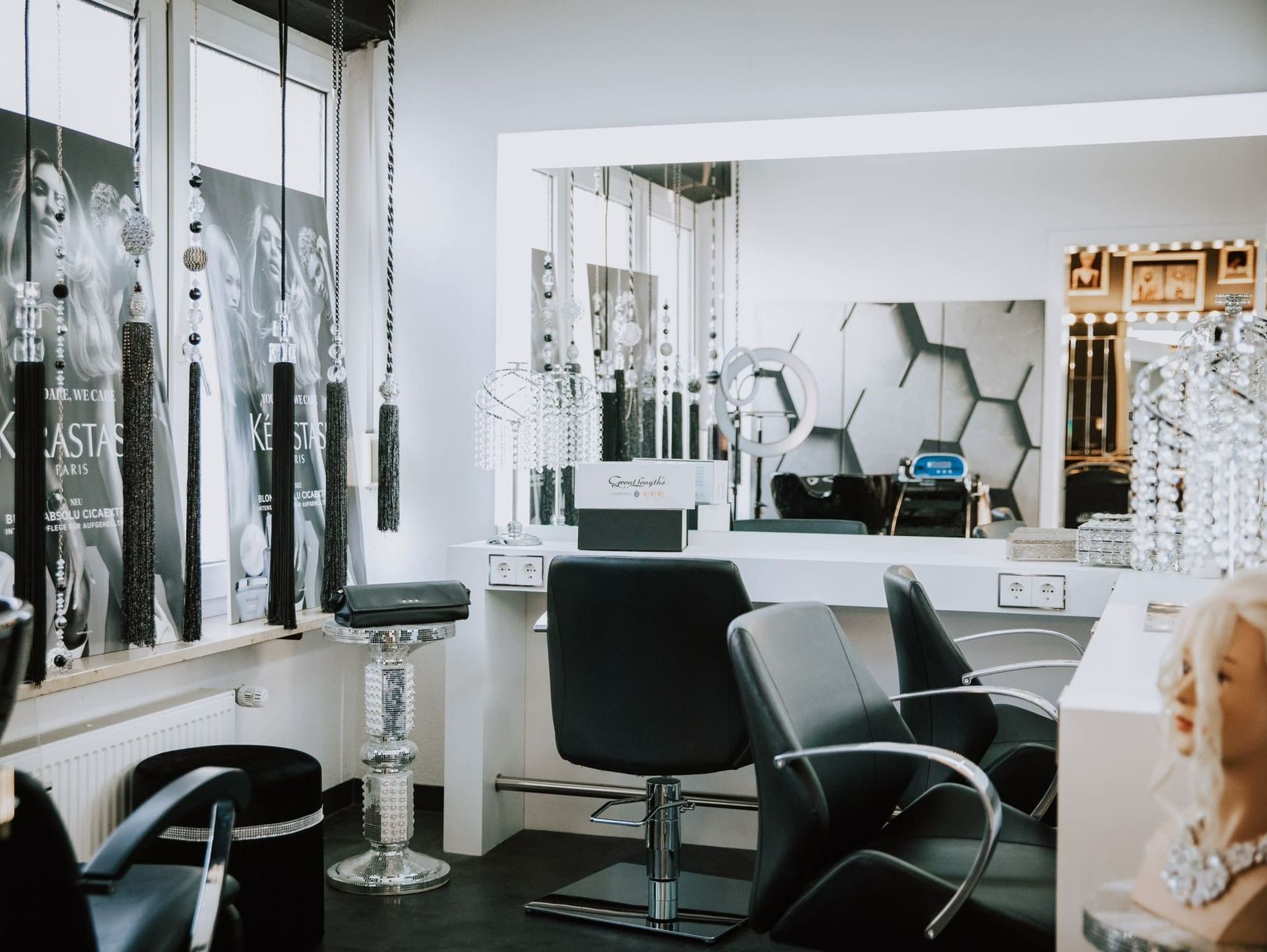 Friseur beim Haare schneiden