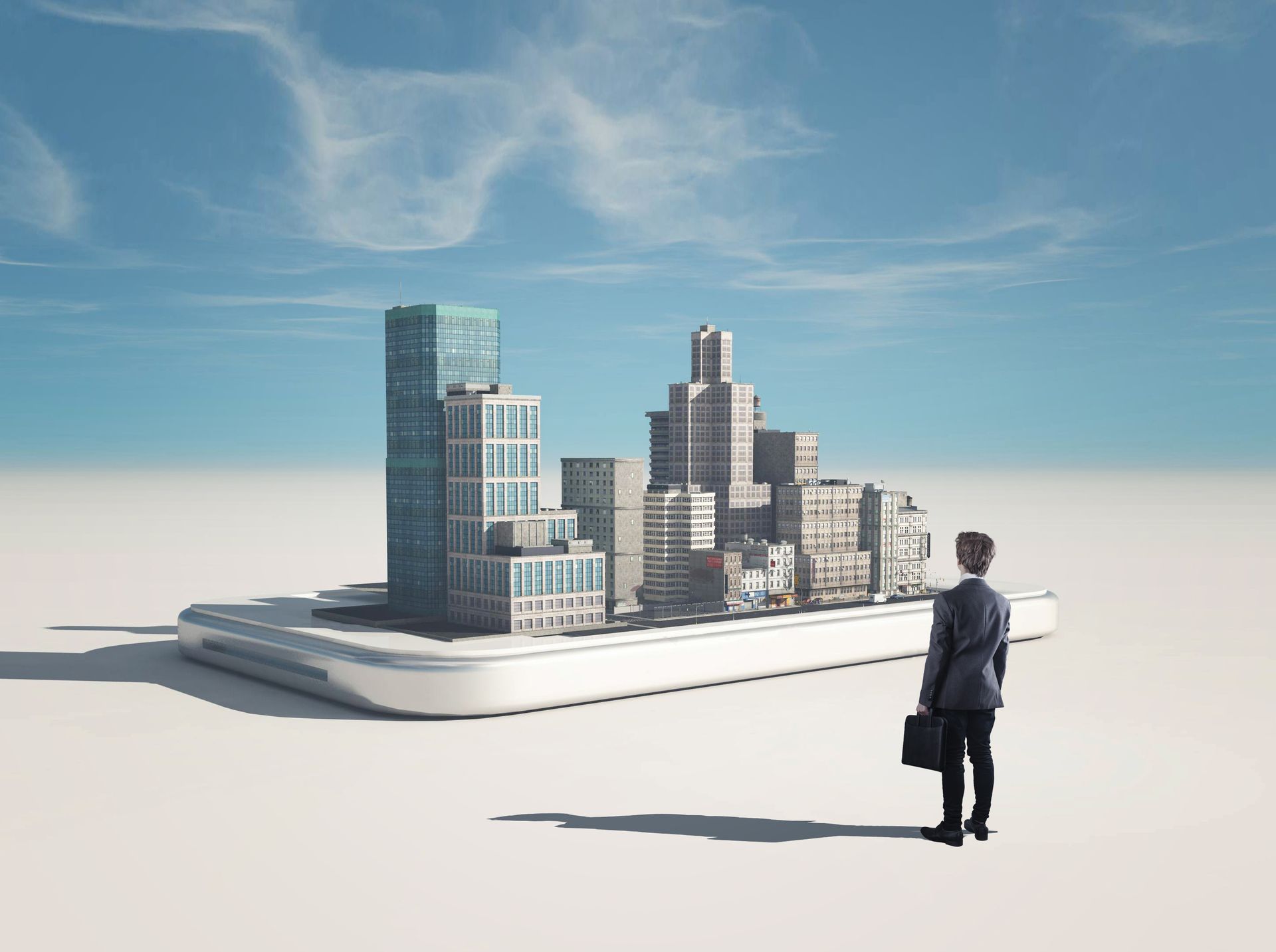 Une personne portant une mallette regarde une maquette de ville sur un grand téléphone, avec un ciel bleu en arrière-plan.
