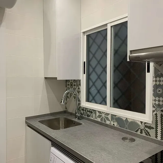 Una cocina con fregadero y ventana.