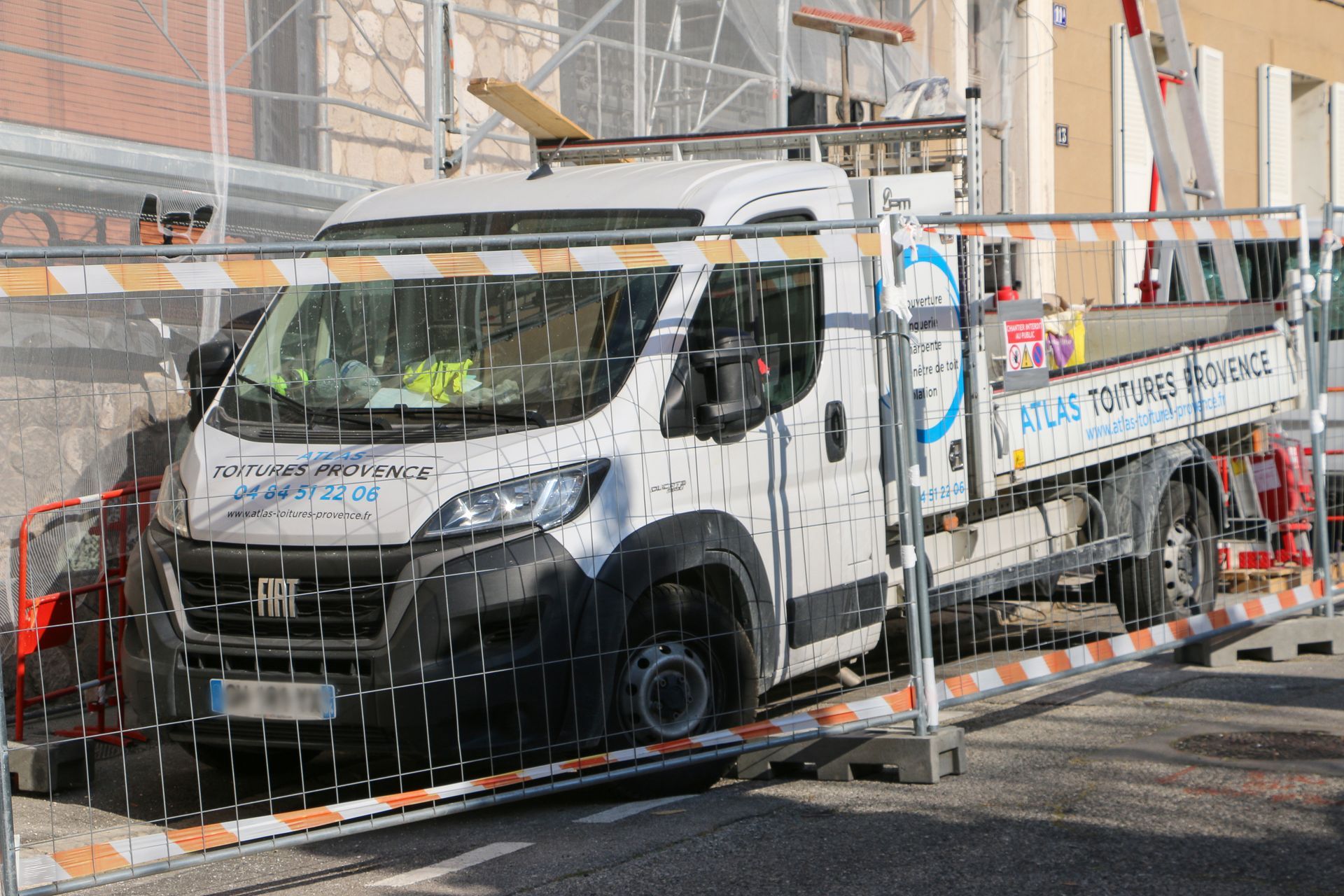Camion de l'entreprise Atlas Toitures Provence