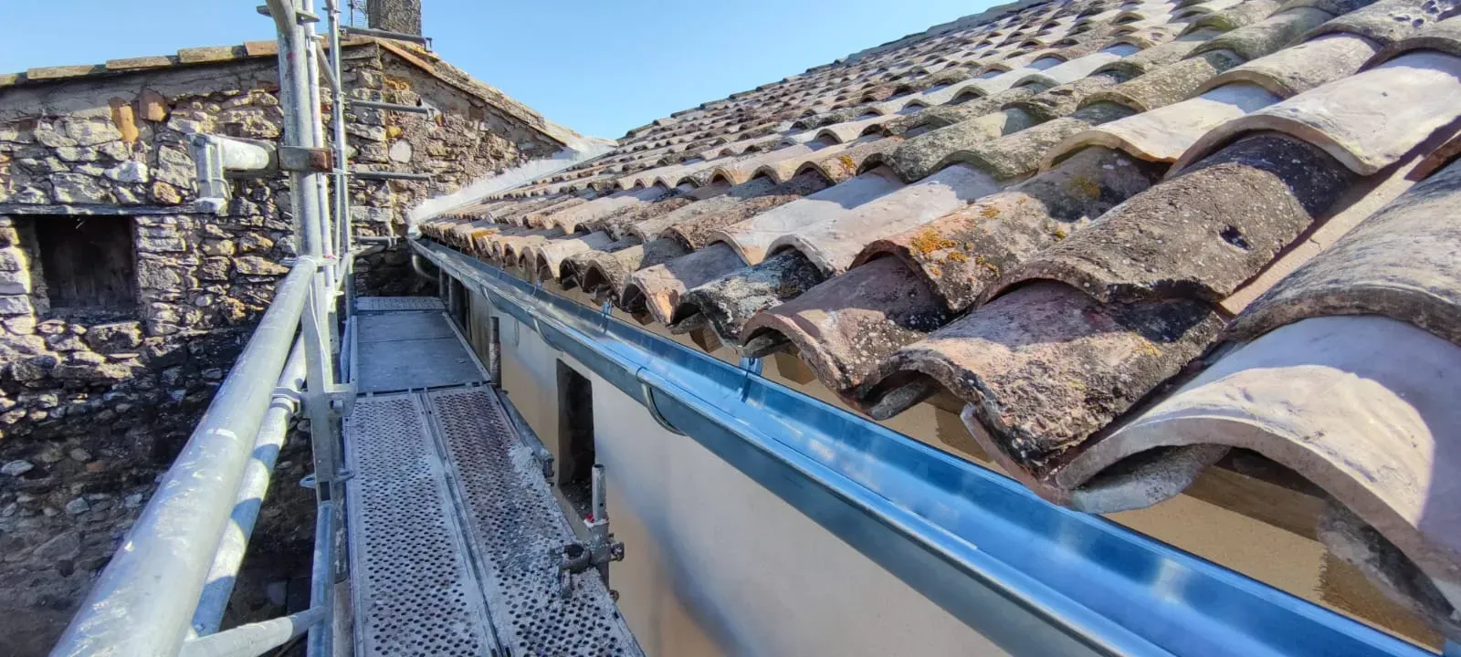 Une gouttière de toit