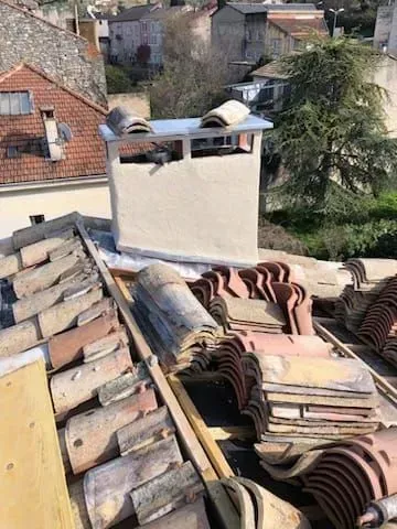 Une cheminée de toit après rénovation