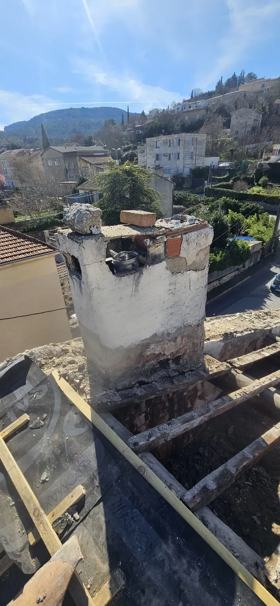 Une cheminée de toit nécessitant une rénovation