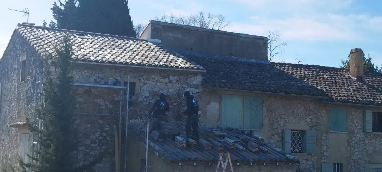 Deux artisans sur un petit toit