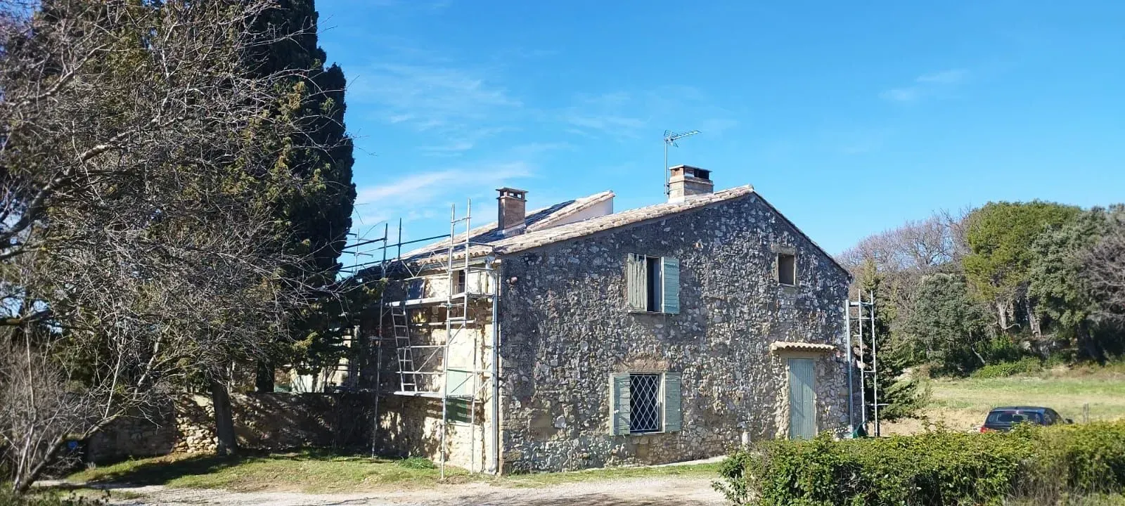 Façade d'une maison en pierre