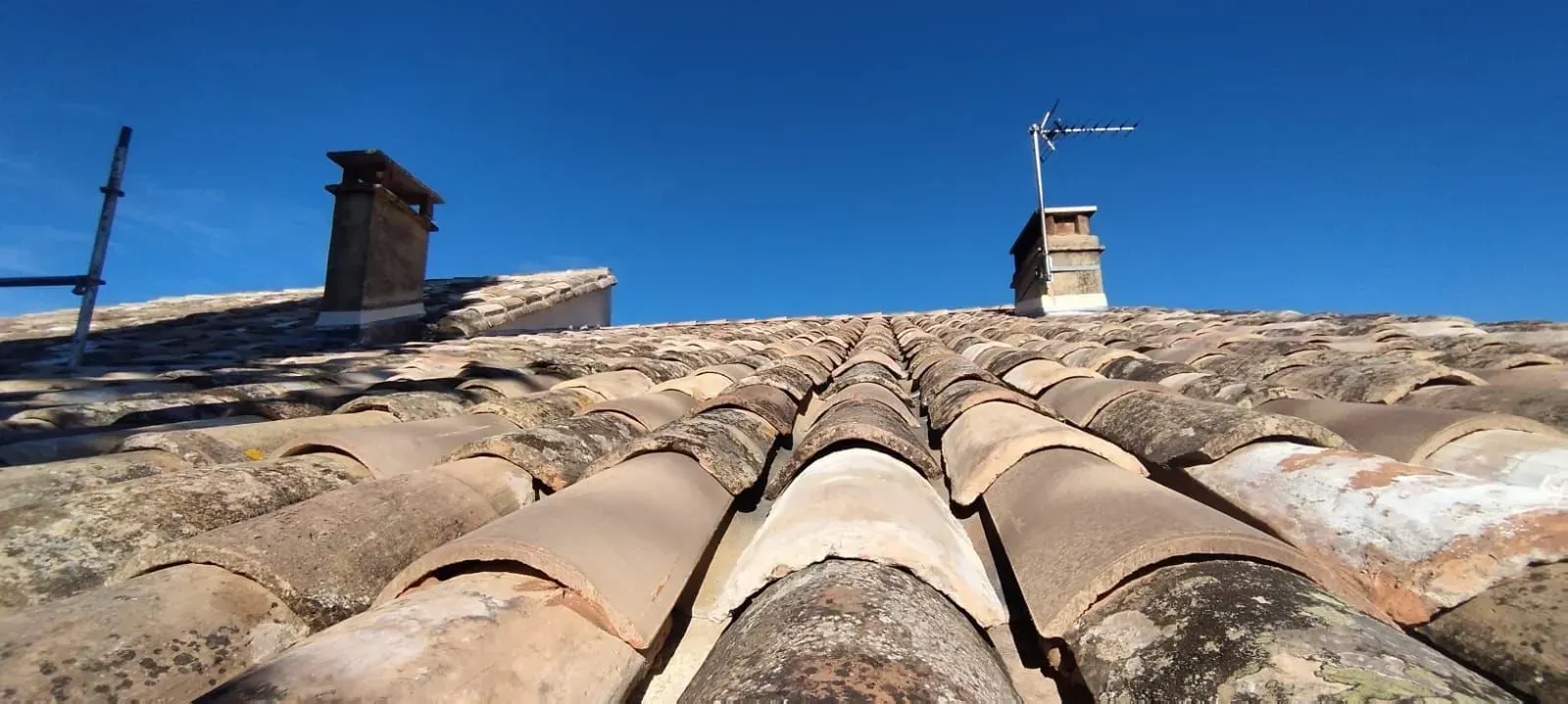 Des tuiles nécessitant une rénovation