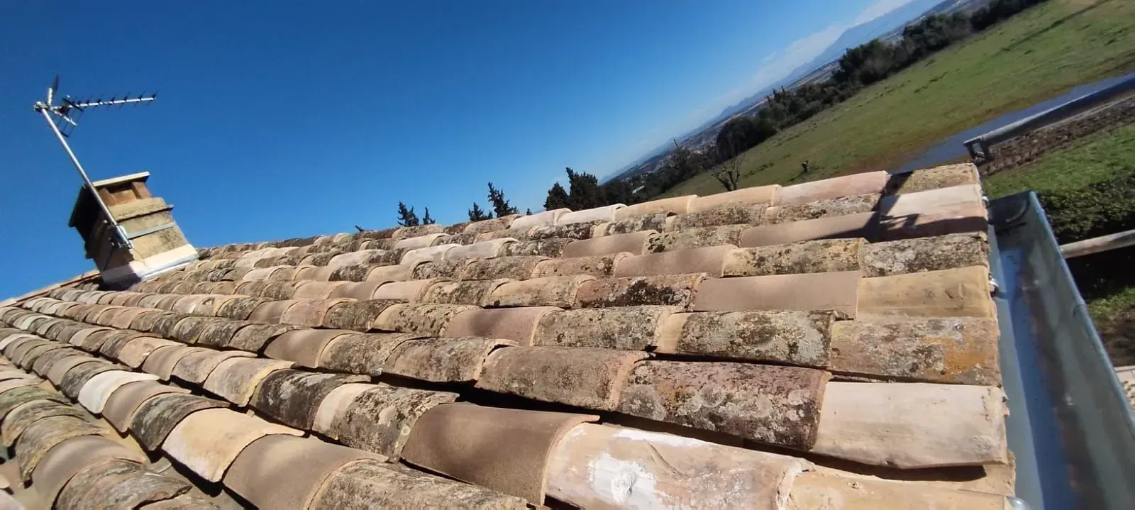 Des tuiles usées par le temps