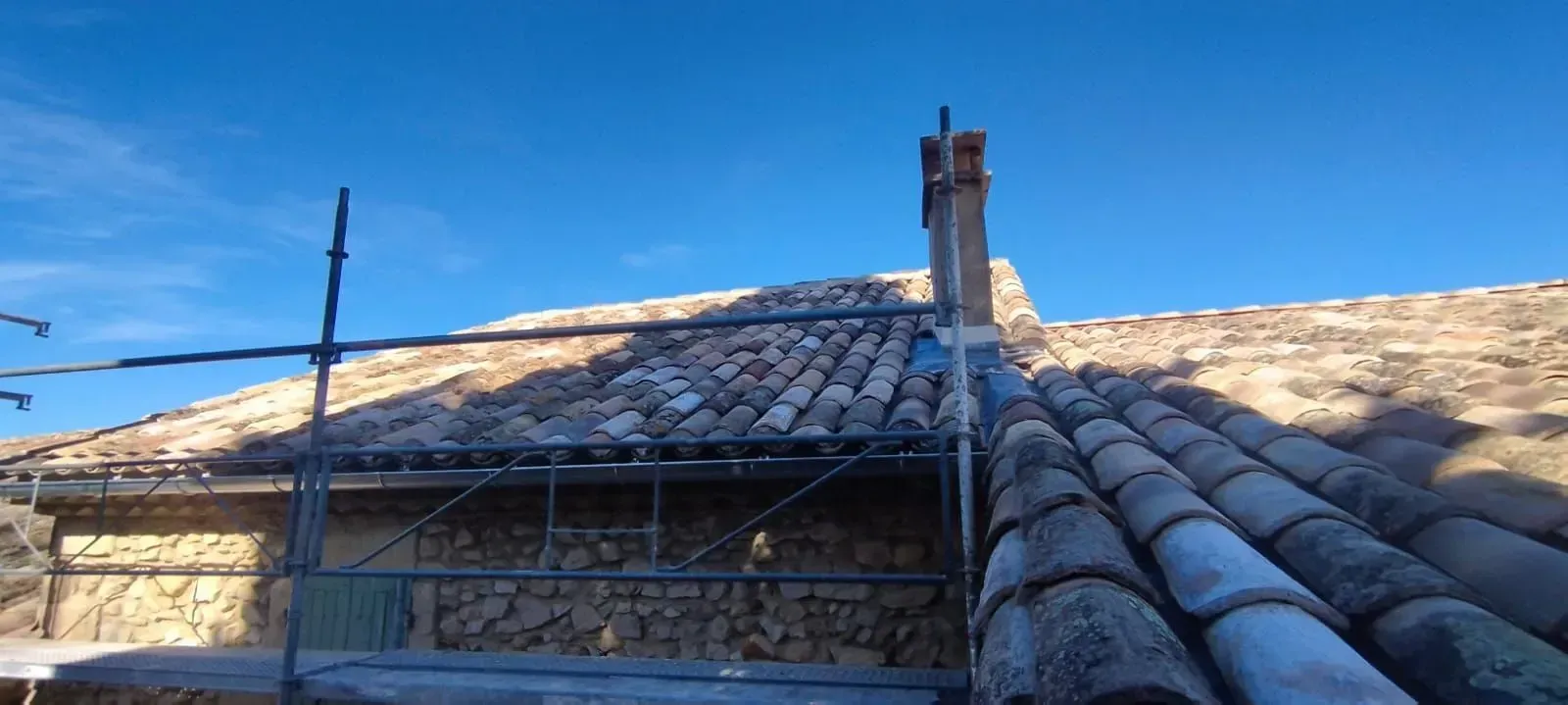 Échafaudage devant une maison