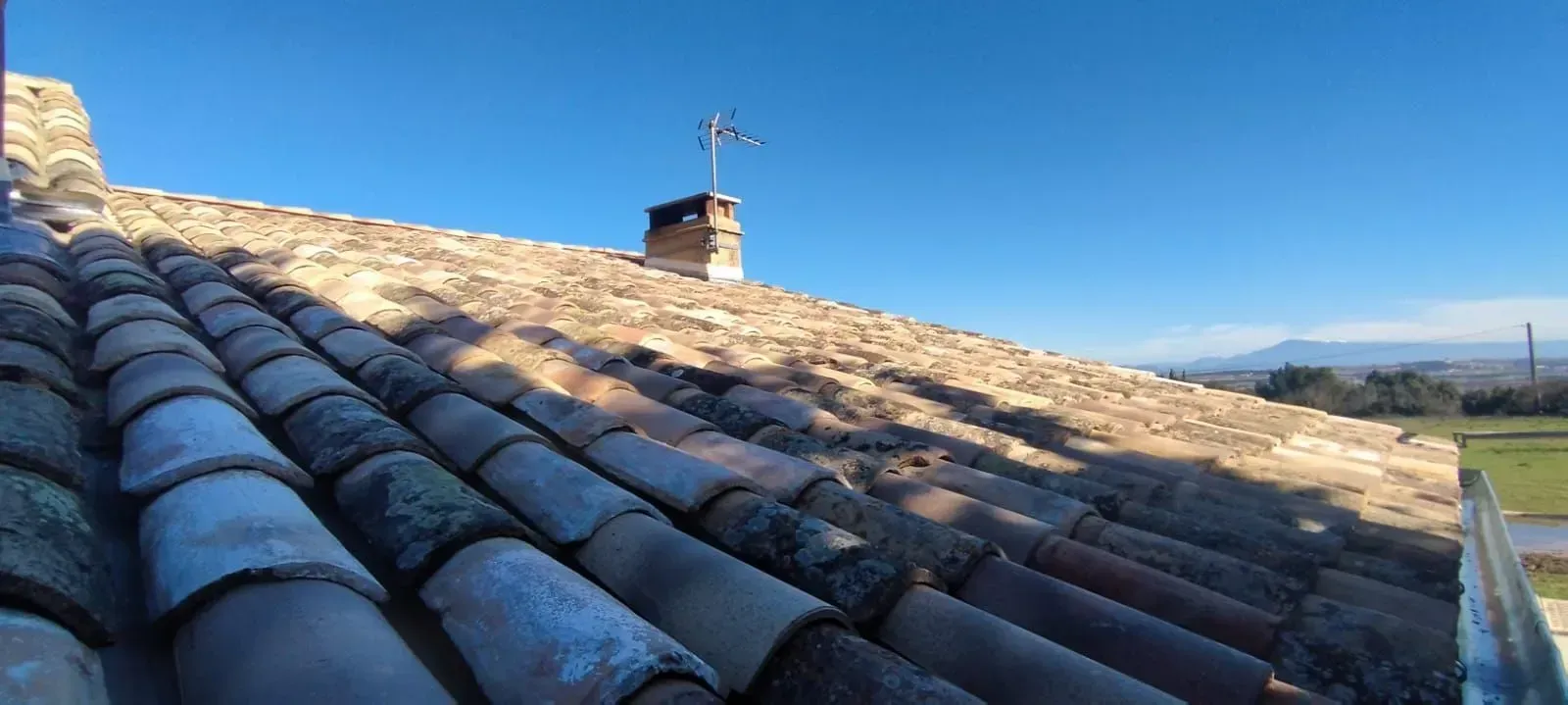 Tuiles et cheminée de toit