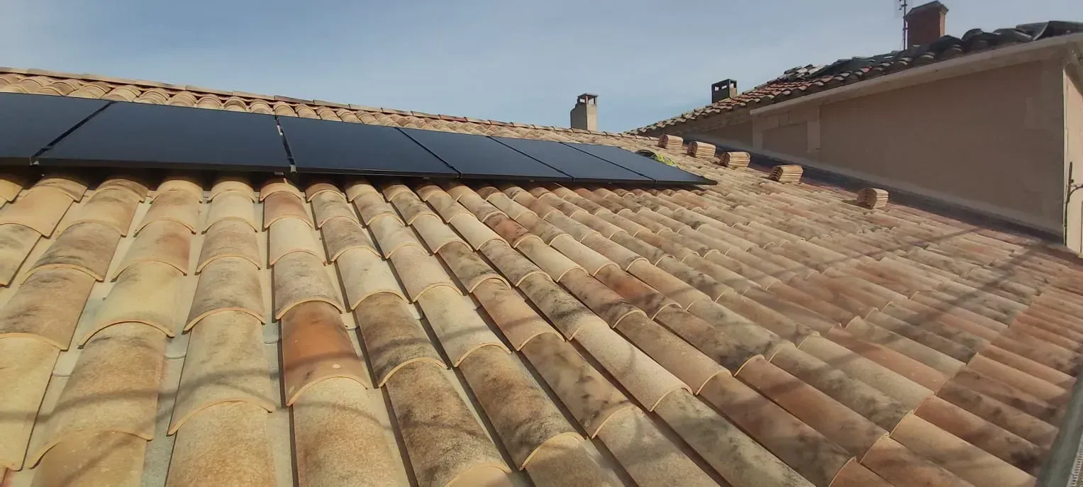Toiture en tuiles et panneaux solaires