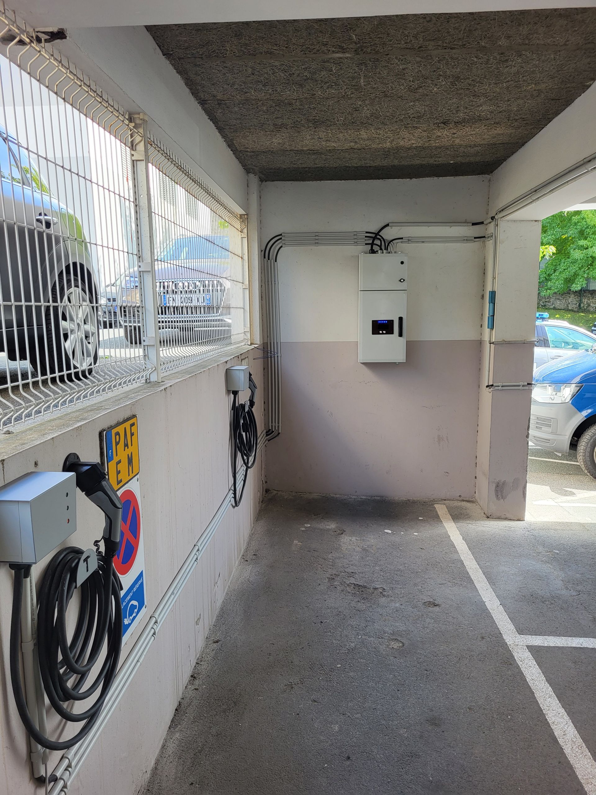 Une grande borne blanche