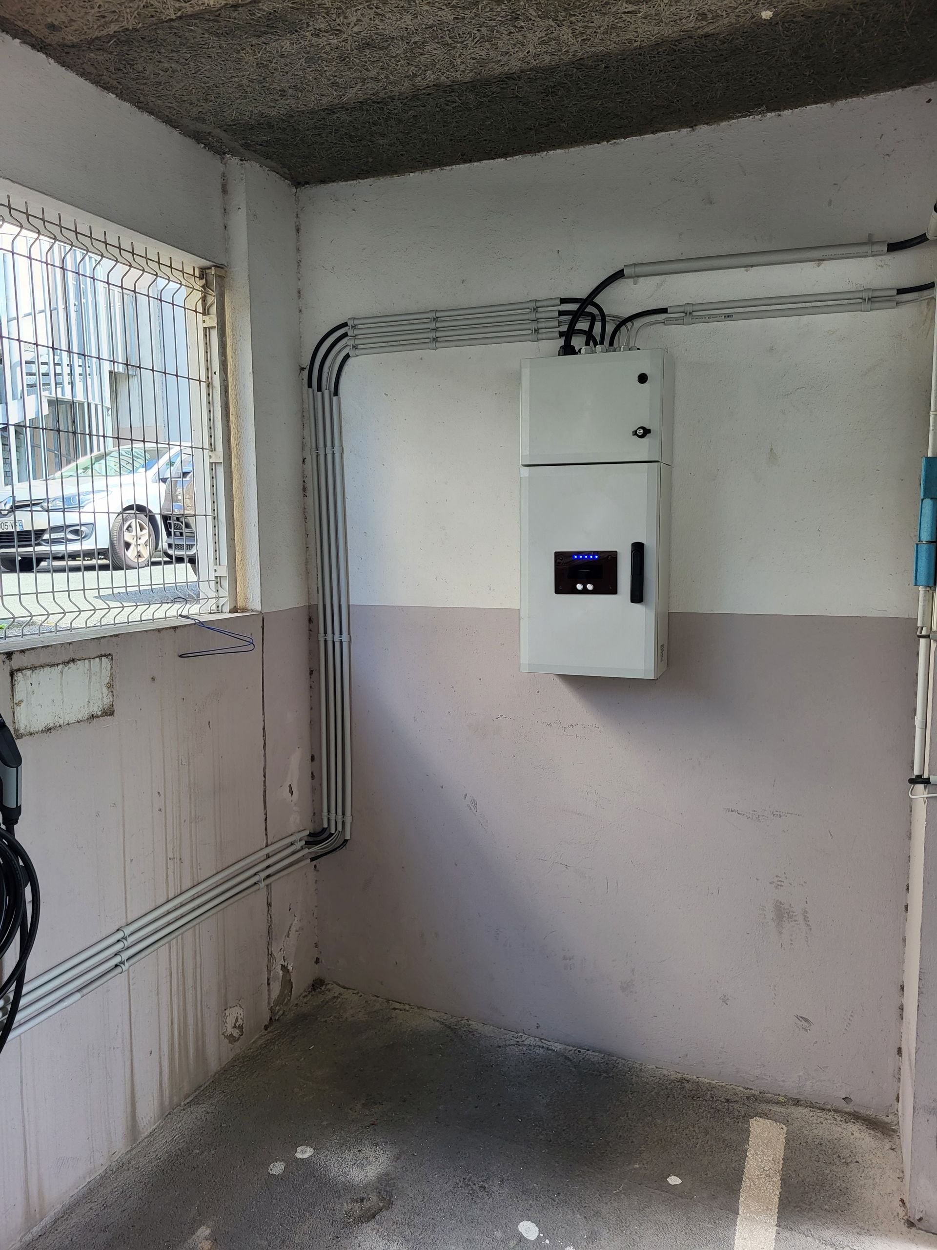 Une borne sur le mur d'un hôtel de police