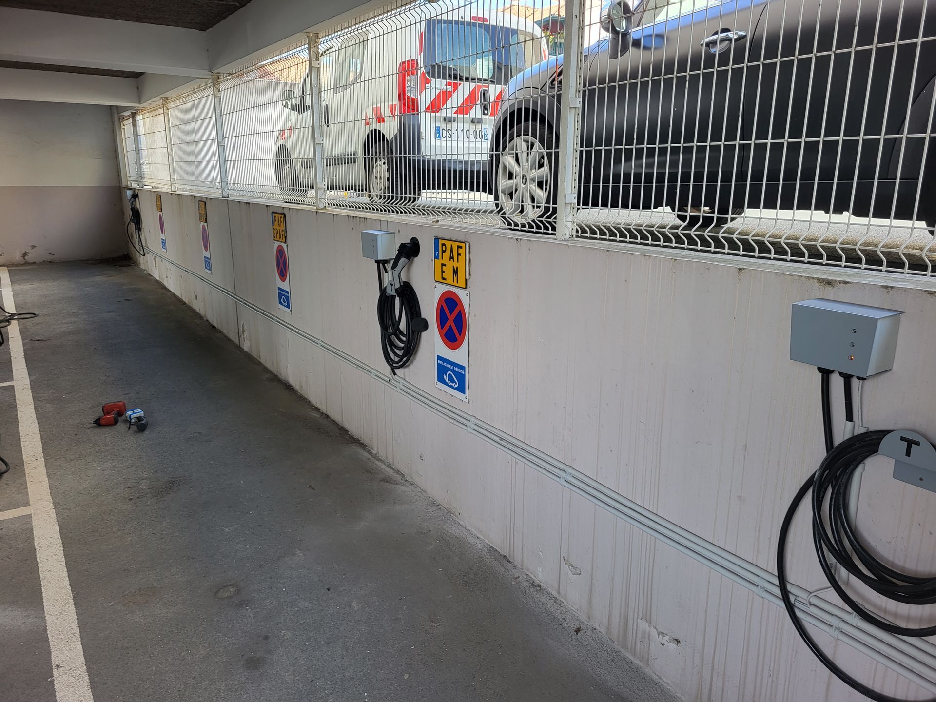 Une borne sur un muret