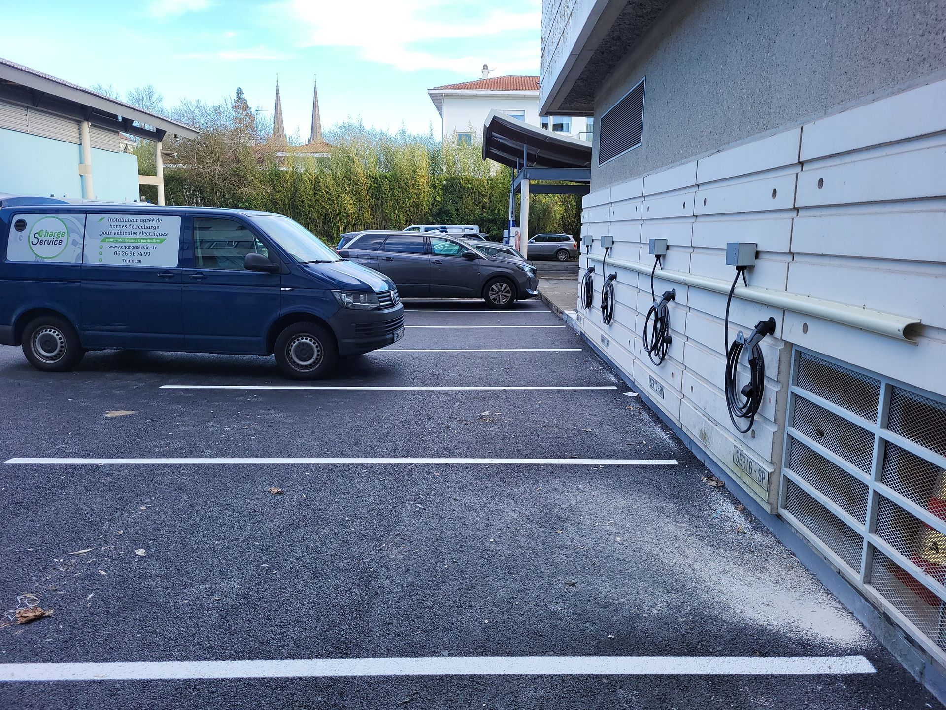 Un véhicule noir garé