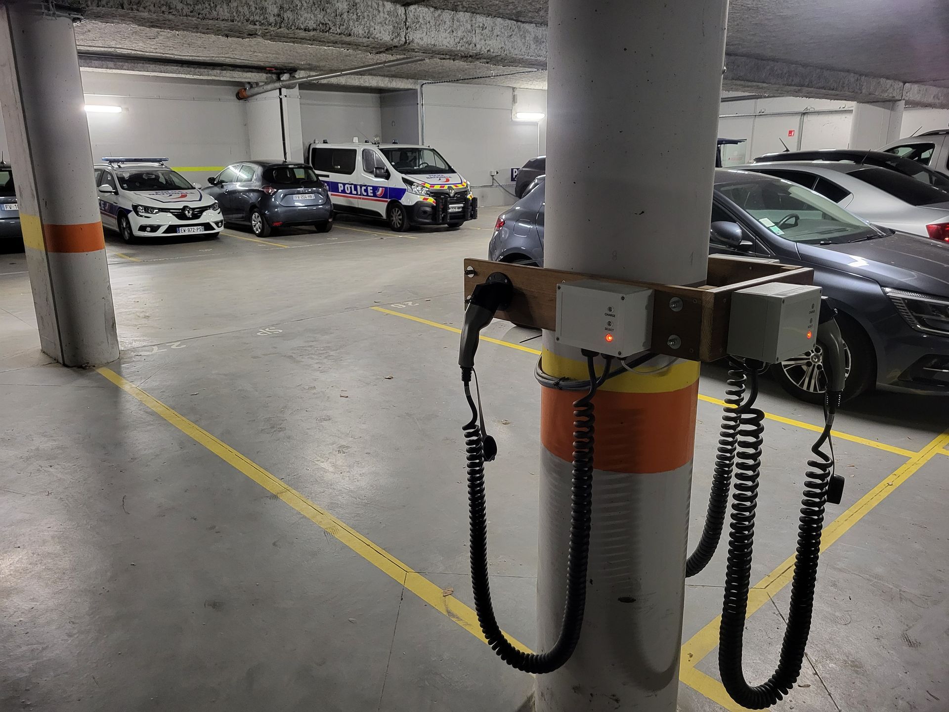 Une borne dans un parking souterrain