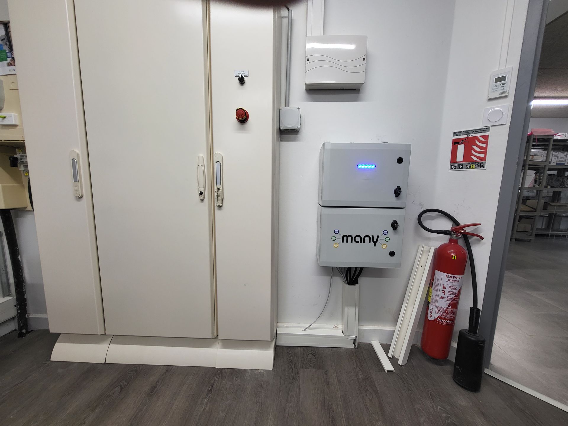 Une borne et un extincteur