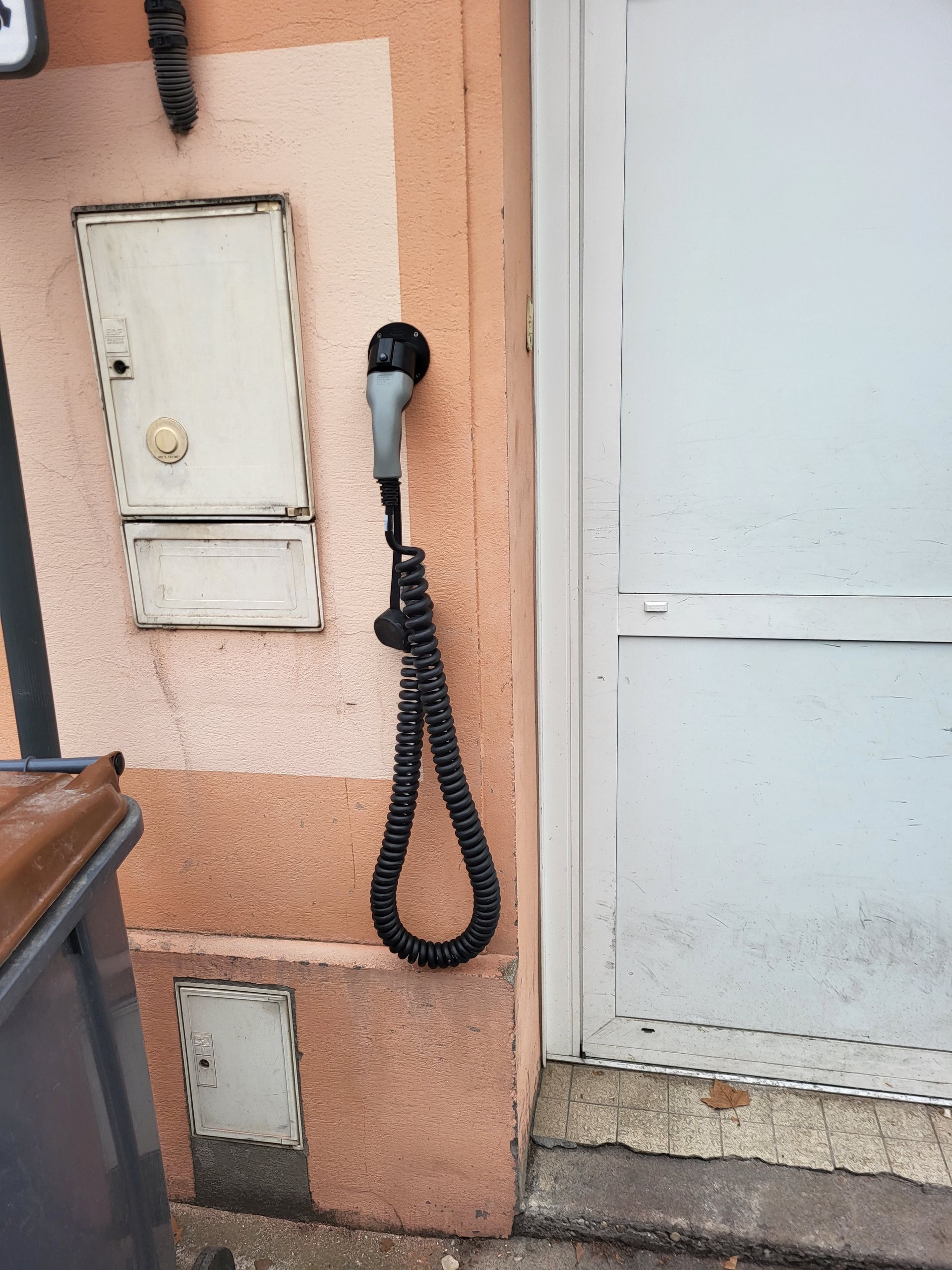 Une borne et une porte