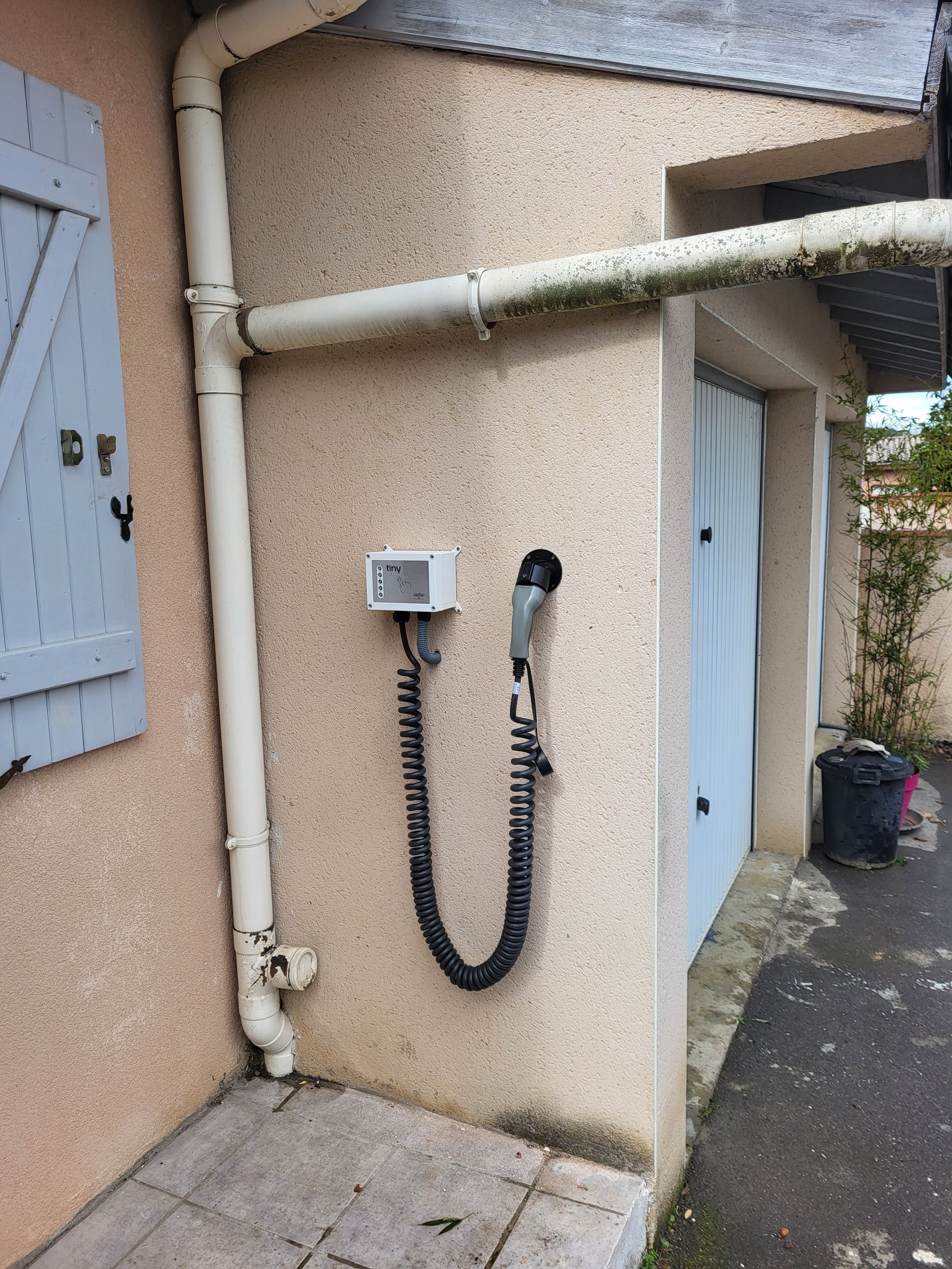 Une borne sur un crépis