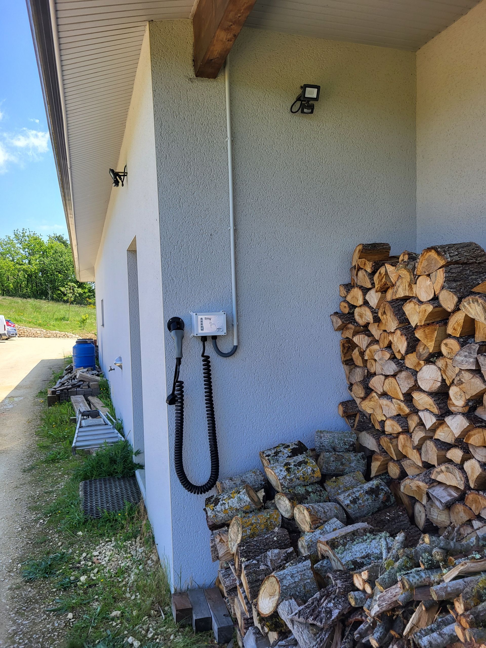 Une borne et du bois