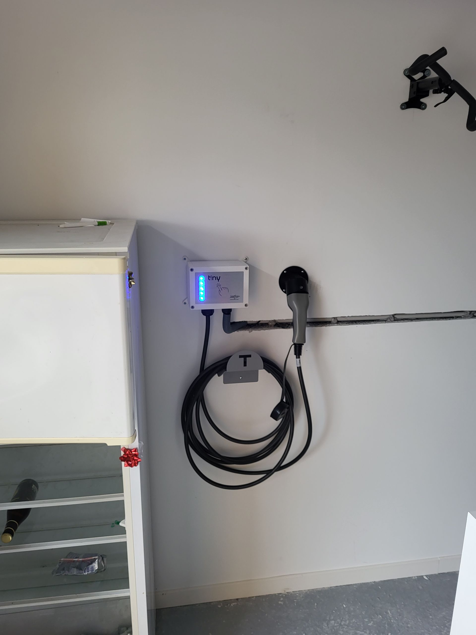 Un mur blanc avec une borne noire