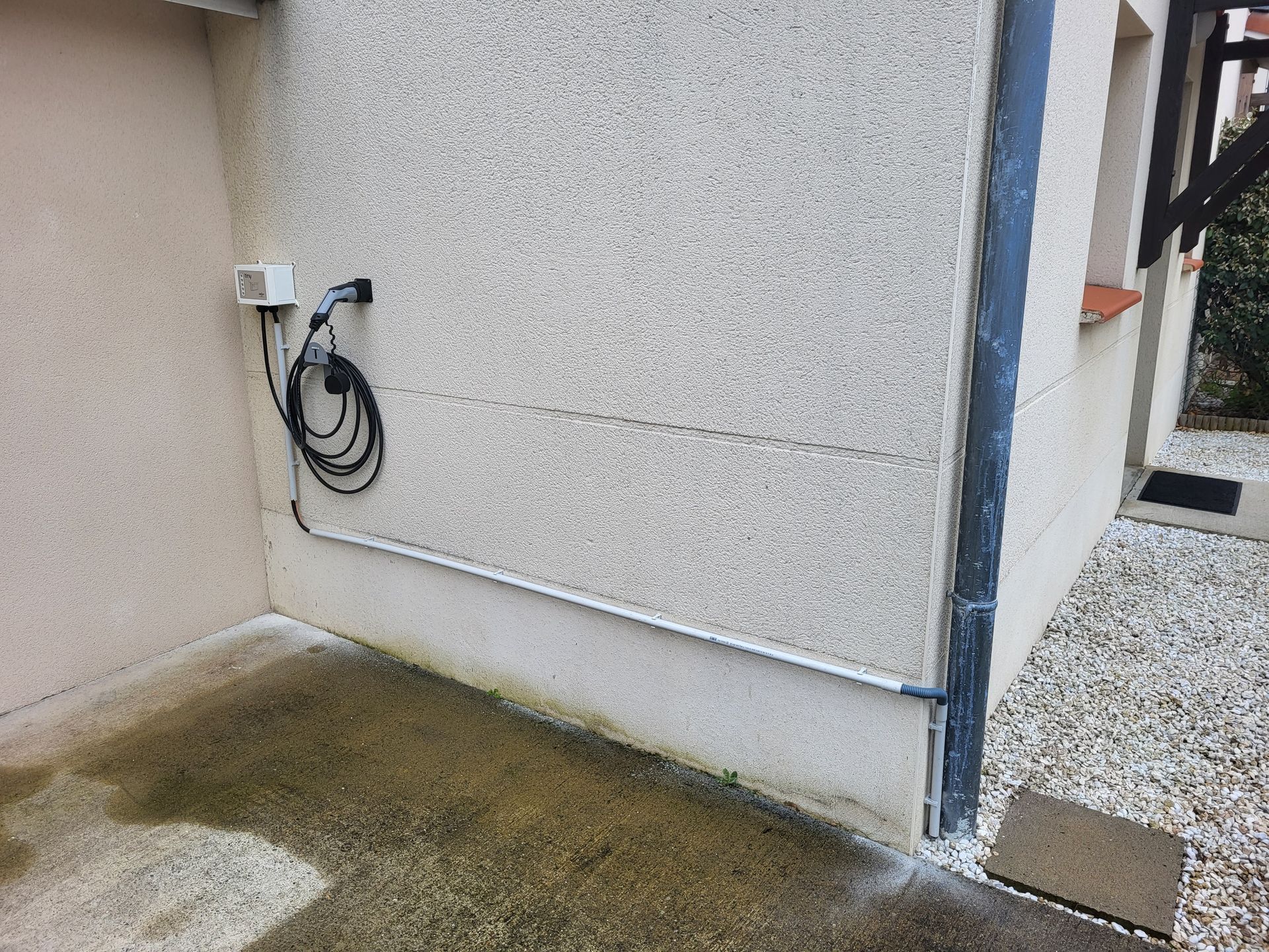 Un mur avec une borne noire