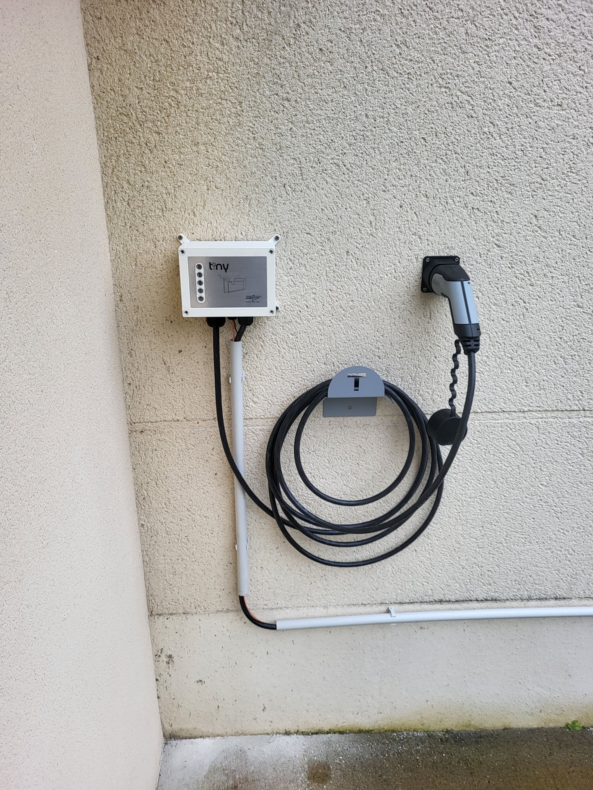 Une borne noire bien rangée