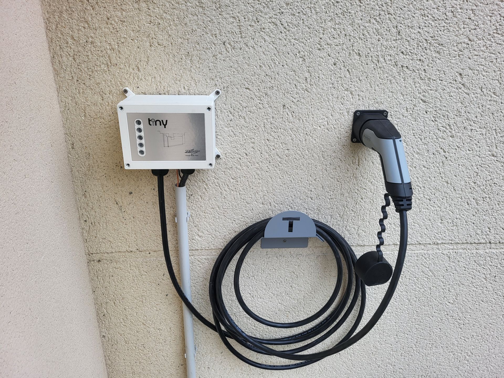 Une borne noire avec un élément blanc